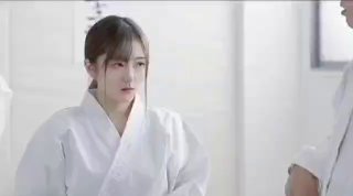 美女主播为礼物勾引健身教练到公园,有人路过吓得把鸡巴拔出来,美女说胆子太小了
