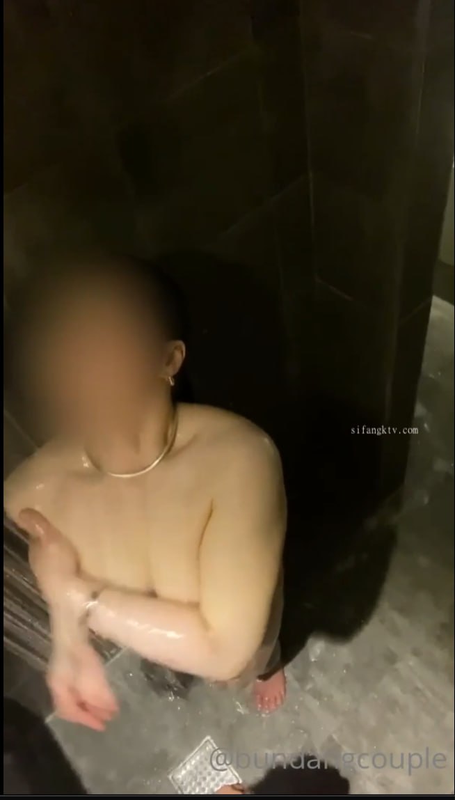 高颜值妹子情趣网衣露屁股道具自慰 口交道具JJ吸在桌子上骑坐抽插性感诱人 很是诱惑喜欢不要错过